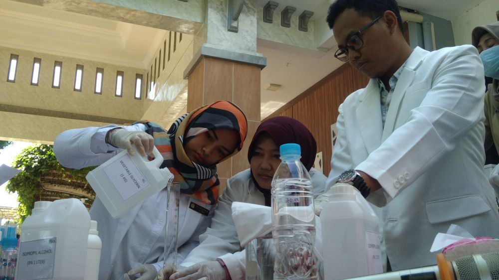 Pembuatan hand sanitizer oleh petugas apoteker di Kota Probolinggo