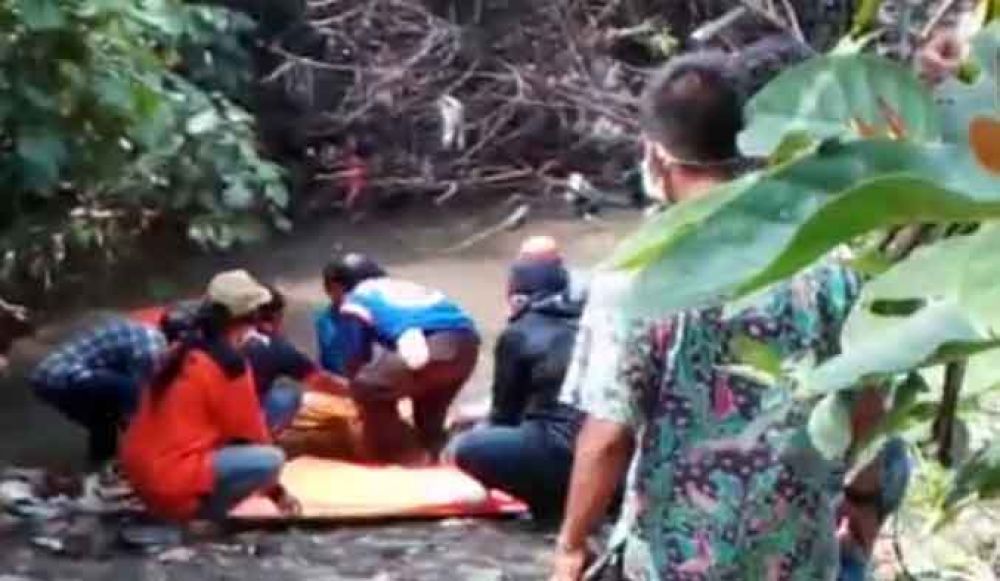 Mayat yang ditemukan di sungai dievakuasi oleh petugas
