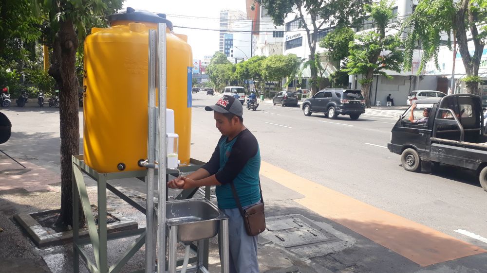 Warga yang menggunakan fasilitas wastafel portable di Surabaya