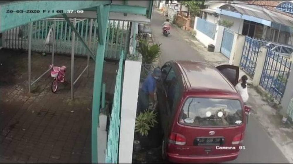 Rekaman CCTV perlihatkan ibu dan anak terjatuh setelah tabrak pintu yang dibuka tiba-tiba jadi viral di Jombang