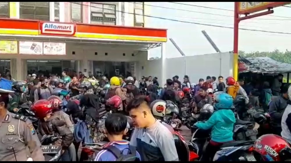 Polisi bubarkan pencari kerja di toko modern Mojokerto