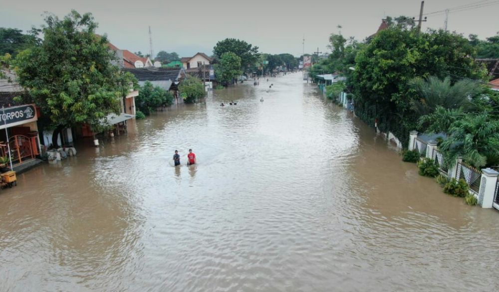 Jalur Pantura Pasuruan terendam banjir (Foto-foto: Istimewa)