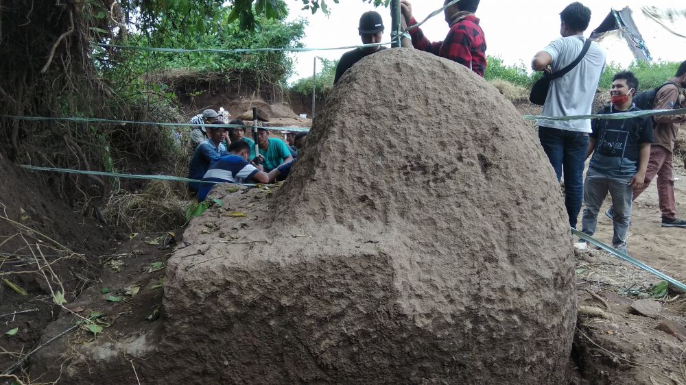 Batu andesit yang ditemukan di Situs Pendharmaan Mahesa Cempaka Mojokerto