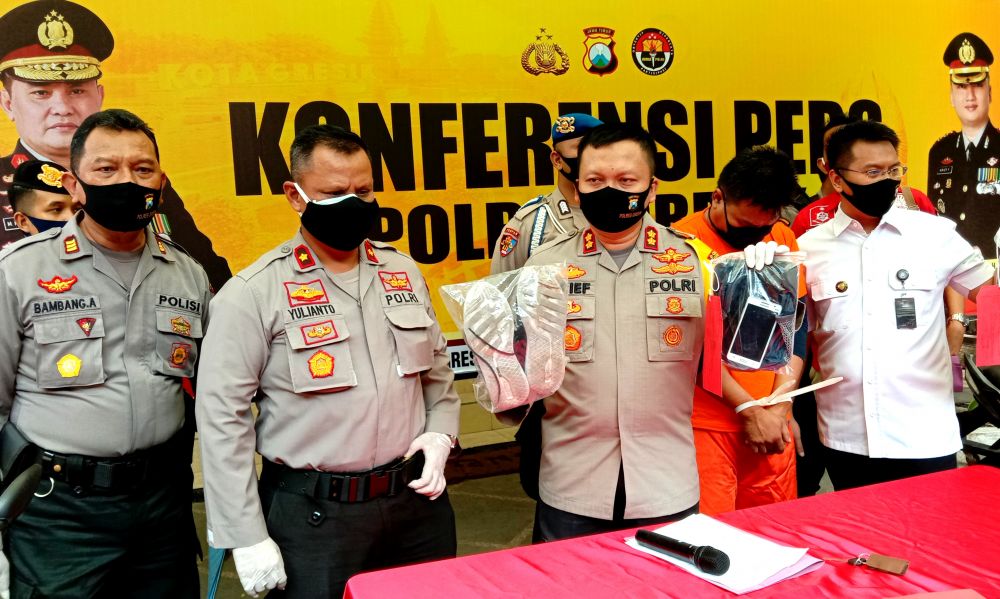 Kapolres Gresik AKBP Arief Fitrianto menunjukkan barang bukti dan tersangka pembunuhan