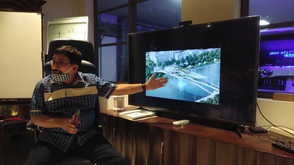 Machfud Arifin menunjukkan contoh jembatan tingkat di atas sungai