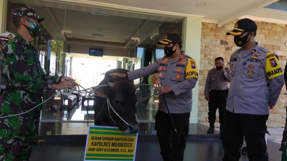 Kapolres Mojokerto AKBP Dony Alexander memberikan bantuan hewan kurban ke Markas Para Raider 503