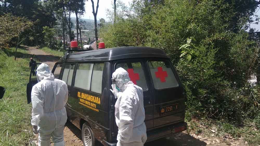 Petugas mengevakuasi mayat yang ditemukan di Gunung Banyak