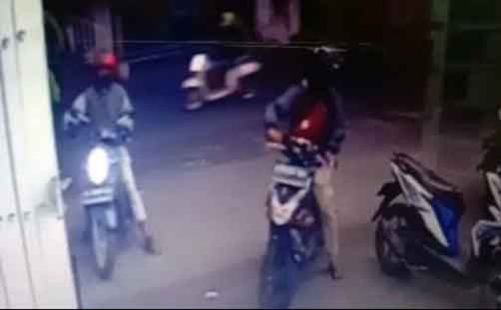 Aksi komplotan bandit curi motor terekam CCTV