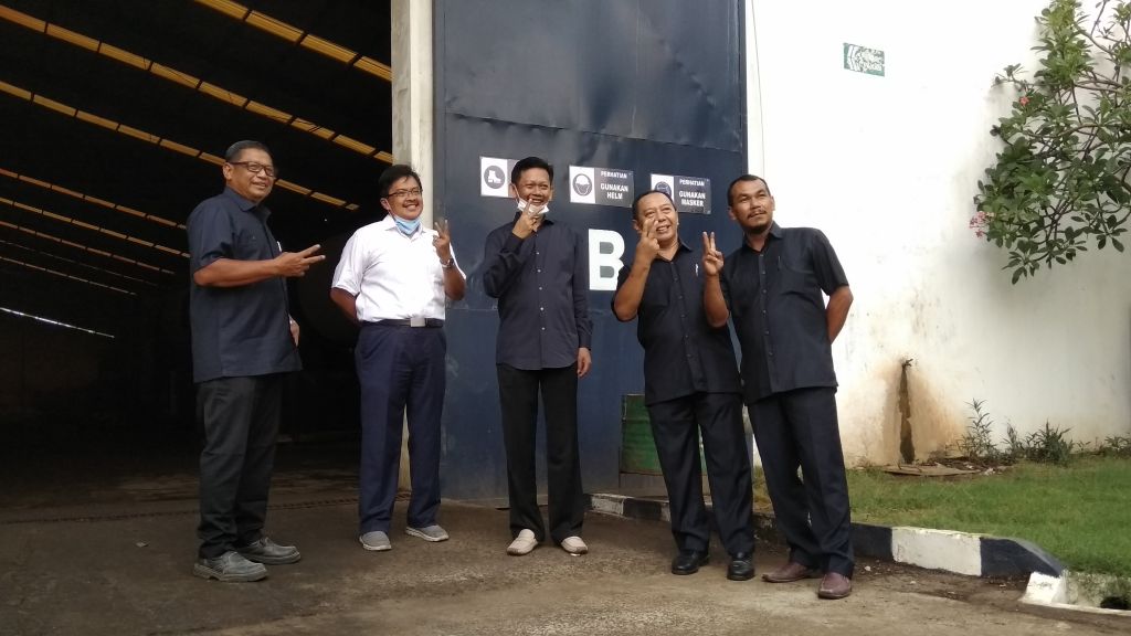 Calon Bupati Mojokerto Yoko Priyono saat mengunjungi pabrik pupuk PT Saraswanti