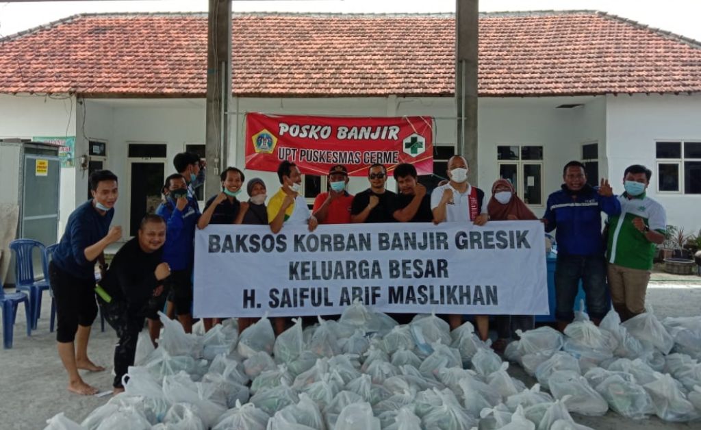 Moh. Qosim-Asluchul Alif saat menyampaikan bantuan dari keluarga besar Haji Ipong untuk warga terdampak banjir di Gresik