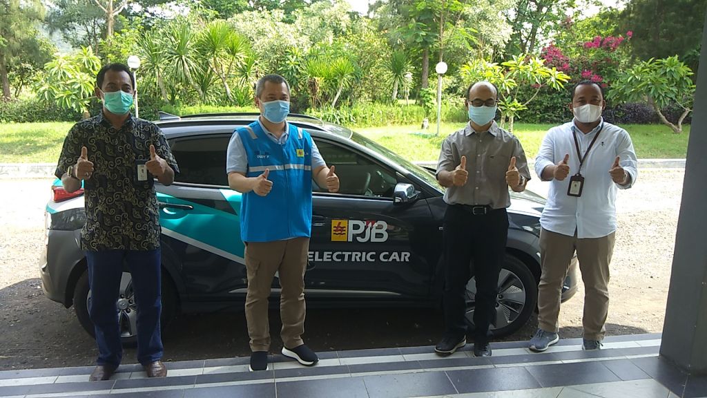 Test drive mobil listrik saat transit di Paiton, Probolinggo