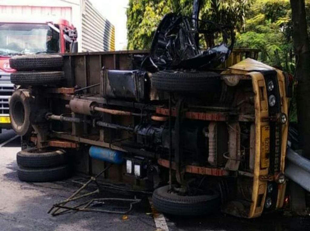 Truk yang bertabrakan dengan mobil Xenia di Pasuruan terguling