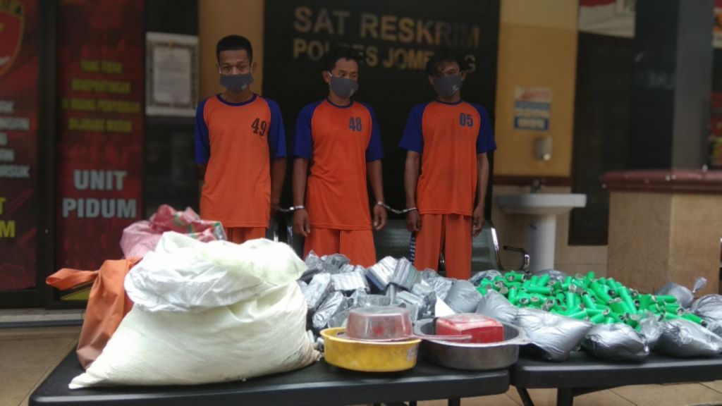 Tiga tersangka dan bahan baku serta petasan diamankan Satreskrim Polres Jombang