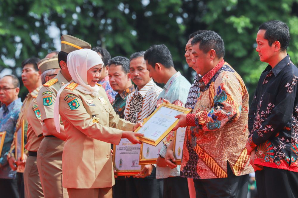 Gubernur Khofifah memberikan penghargaan kepada Pelindo III