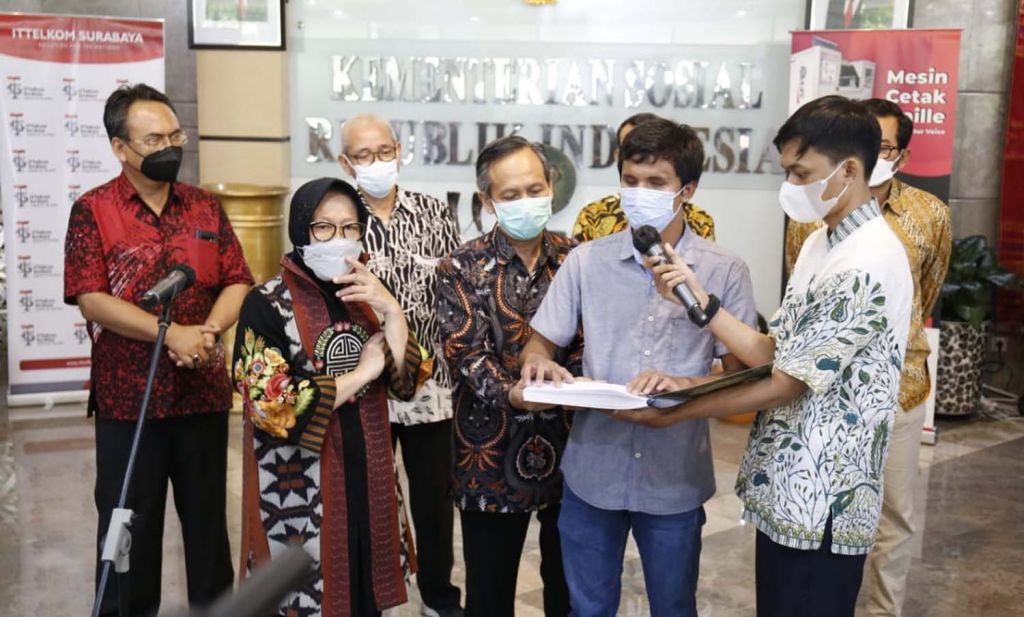 ITTS hibahkan Mesin Braile Embosser fitur suara ke Kemensos RI