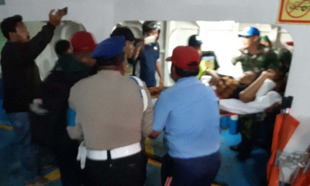 Sejumlah petugas mengevakuasi Ratna yang melahirkan di atas Kapal Dharma Rucitra