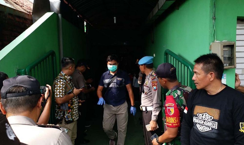 Sejumlah anggota Inafis Polresta Sidoarjo melakukan identifikasi di lokasi kejadian