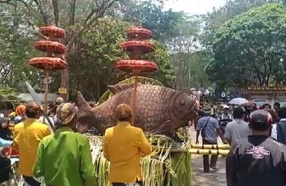 Patung ikan seberat 200 kilogram dilarung dalam Larung Sesaji Bogo Mulyo di Waduk Bening, Saradan, Madiun