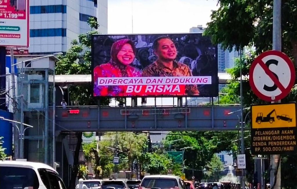 Iklan videotron berisi foto Cawali Eri Cahyadi bersama Wali Kota Surabaya Tri Rismaharini (Risma) di Jalan Pemuda terpampang pada pukul 12.01 Wib, Senin (28/9/2020) (Foto: jatimnow.com)
