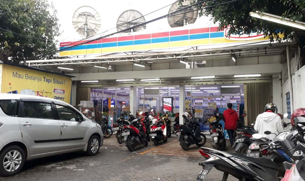 Salah satu toko modern Indomaret di Surabaya