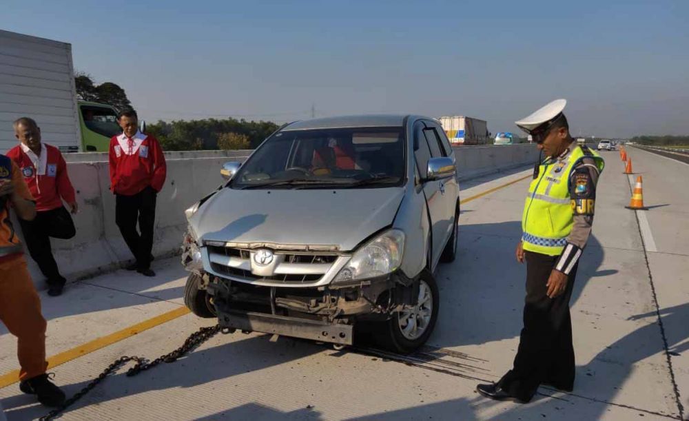 Petugas mengevakuasi mobil Innova yang kecelakaan di Tol Nganjuk