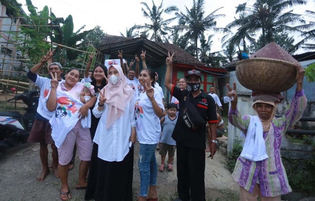 Calon Bupati Banyuwangi Ipuk Fiestiandani saat menyapa warga di Kecamatan Licin