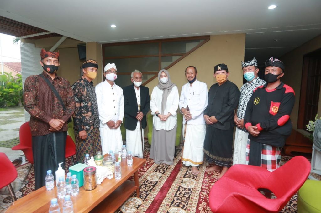 Calon Bupati Banyuwangi Ipuk Fiestiandani bersilaturahmi dengan para pemuka umat Hindu