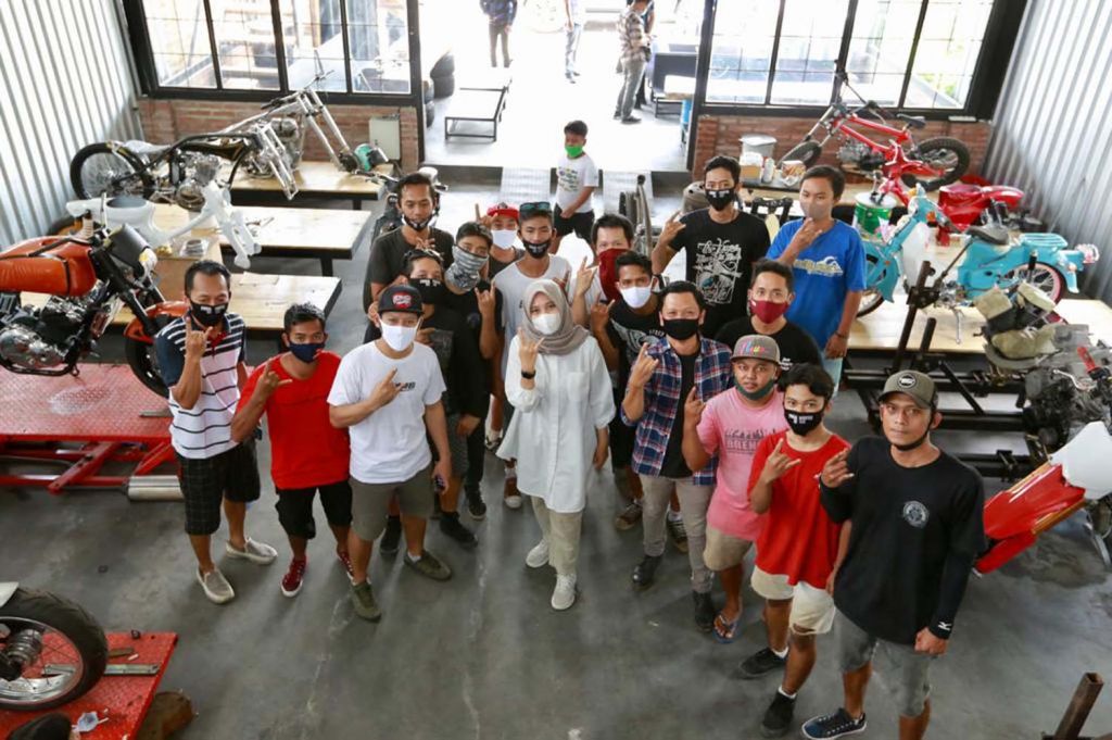 Calon Bupati Banyuwangi, Ipuk Fiestiandani saat berkunjung ke Enggal Modified