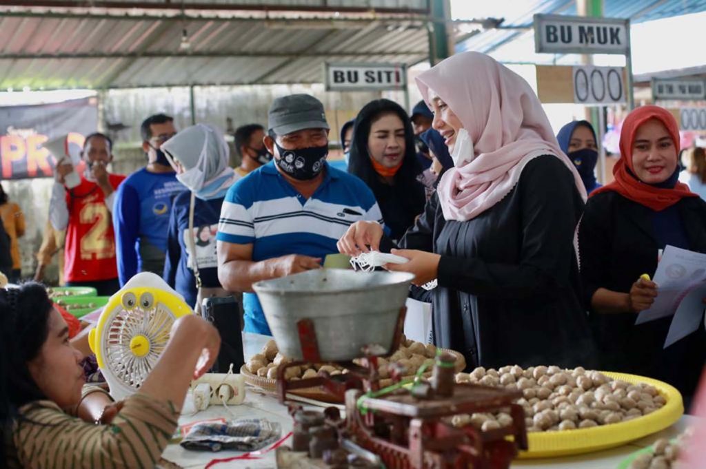 Calon Bupati Banyuwangi, Ipuk Fiestiandani saat mengunjungi Pasar Srono