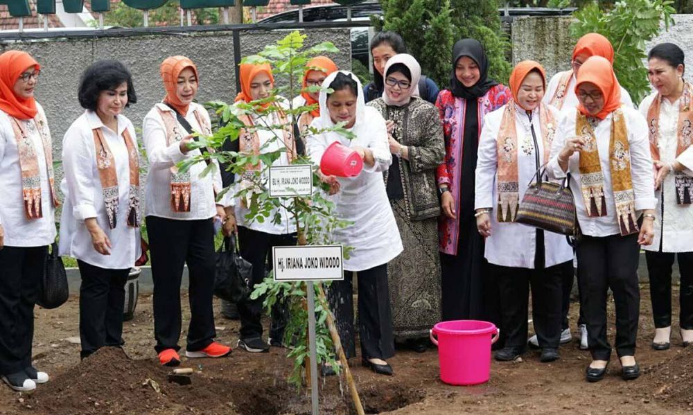 Ibu Negara Iriana Jokowi dan rombongan saat membagikan pohon klengkeng di Puskesmas Gitik, Rogojampi, Banyuwangi