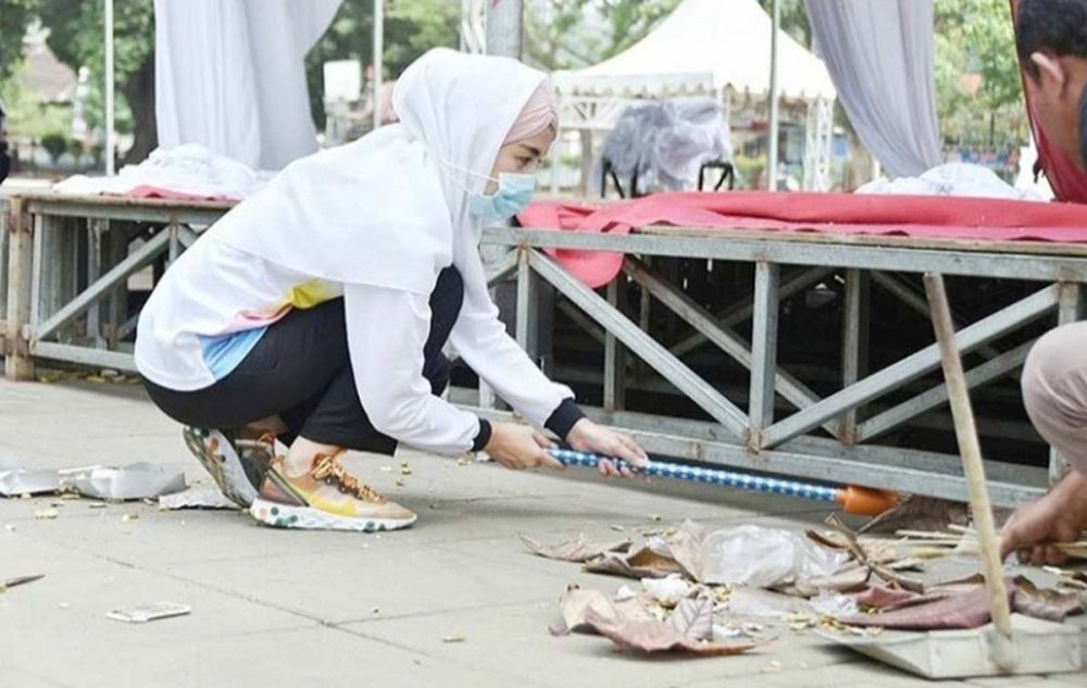 Istri bupati yang cantik itu juga membersihkan semua sampah yang ada