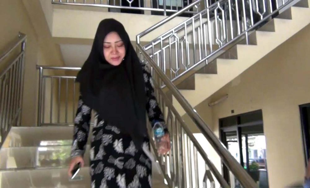 Ikfina Fahmawati, istri mantan Bupati Mojokerto MKP saat keluar dari ruang pemeriksan KPK di Mapolres Mojokerto Kota