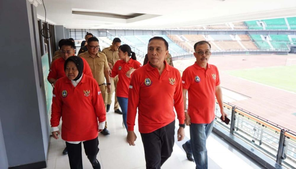 Ketua Umum PSSI Mochammad Iriawan didampingi Wali Kota Risma mengecek kesiapan GBT menyambut Piala Dunia U20