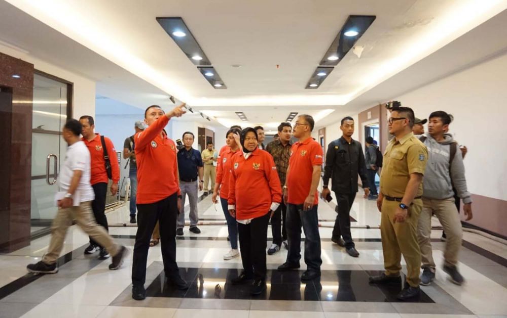 Ketua Umum PSSI Mochammad Iriawan didampingi Wali Kota Risma mengecek kesiapan GBT menyambut Piala Dunia U20
