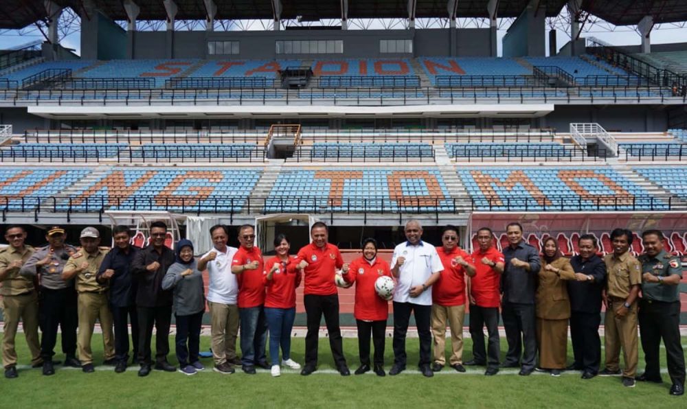 Ketua Umum PSSI Mochammad Iriawan didampingi Wali Kota Risma mengecek kesiapan GBT menyambut Piala Dunia U20