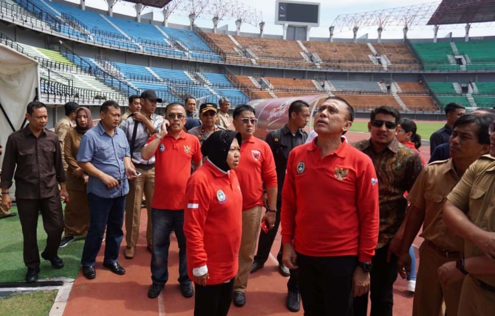 Ketua Umum PSSI Mochammad Iriawan didampingi Wali Kota Risma mengecek kesiapan GBT menyambut Piala Dunia U20