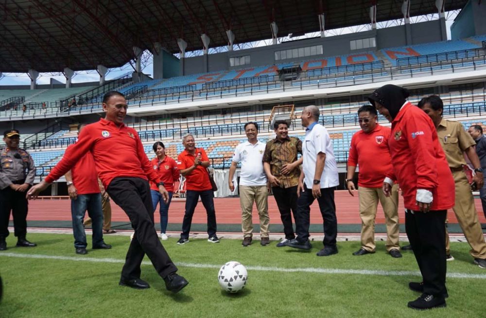 Ketua Umum PSSI Mochammad Iriawan didampingi Wali Kota Risma mengecek kesiapan GBT menyambut Piala Dunia U20