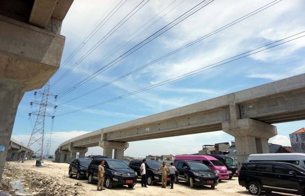 Wali Kota Risma mengecek pembangunan flyover untuk akses jalan menuju GBT