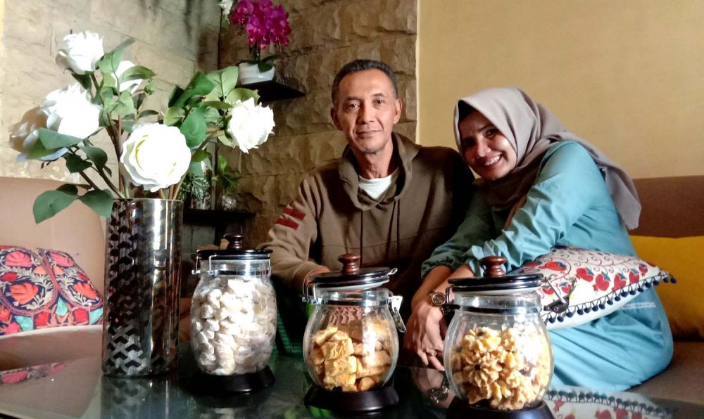 Mantan pevoli nasional era 90-an Jalu Dwi Prasetyo bersama istri di rumahnya di Gresik