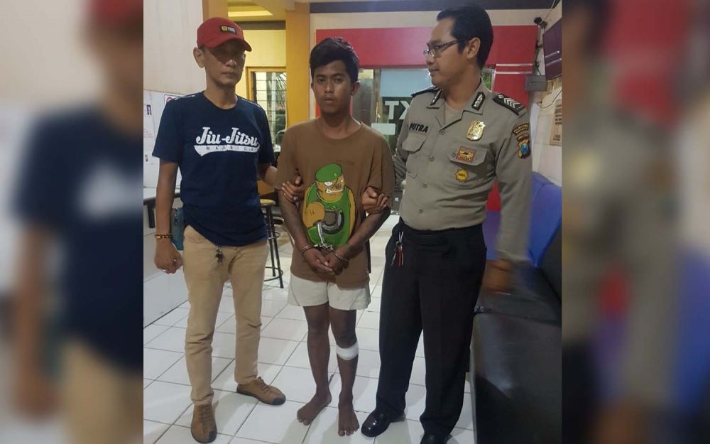 Saiful (tengah), jambret yang ditangkap setelah diteriaki pelajar yang HP-nya dirampas