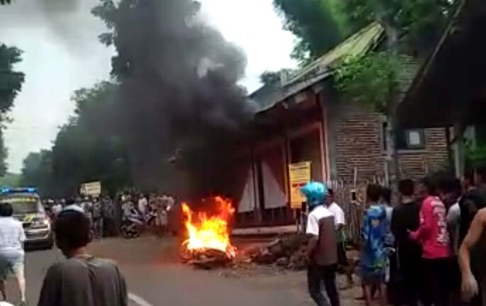 Warga membakar motor jambret di Pasuruan