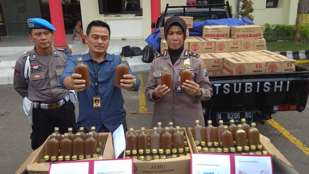 Ribuan botol jamu ilegal dan mobil pengakutnya disita di Mapolrestabes Surabaya
