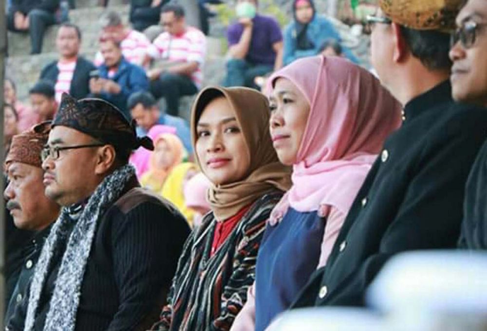 Gubernur Khofifah dan Bupati Tantri saat melihat Festival Jatilan di lereng Gunung Bromo