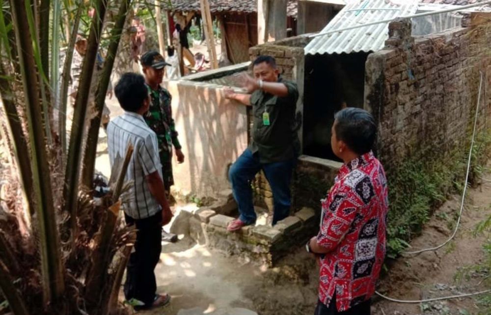 Tim gabungan melakukan survei ke pekarangan rumah warga yang diduga sempat disinggahi macan tutul