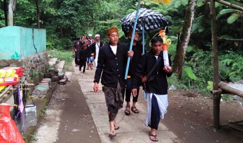  Suku Tengger Bromo  Gelar Ritual Mendak Tirta Sambut Kasada