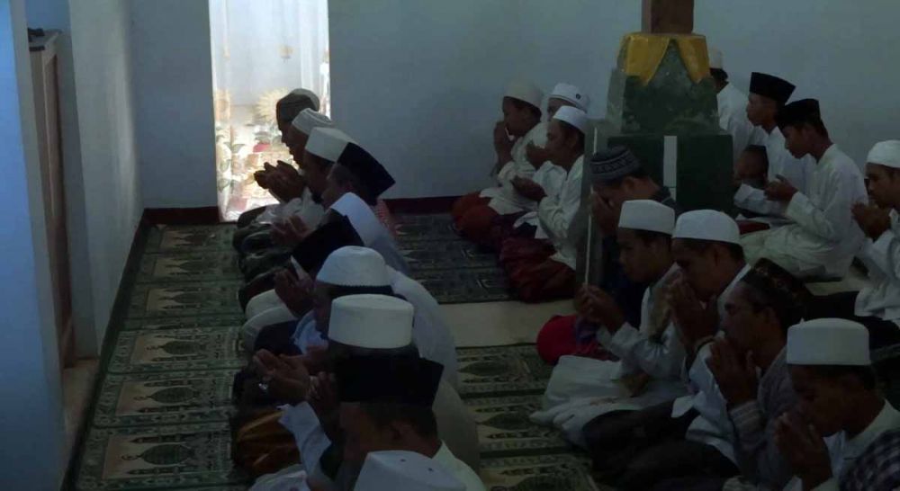 Jemaah Al Muhdhor Tulungagung saat melaksanakan Salat Idul Fitri