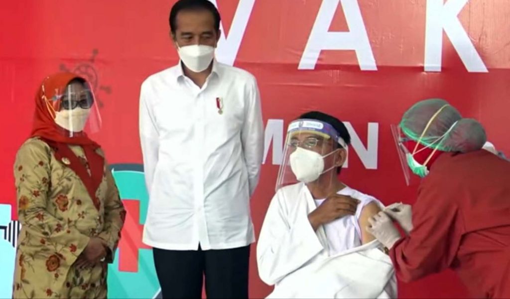 Presiden Jokowi saat meninjau vaksinasi bagi ulama dan tokoh agama di Pendopo Kabupaten Jombang