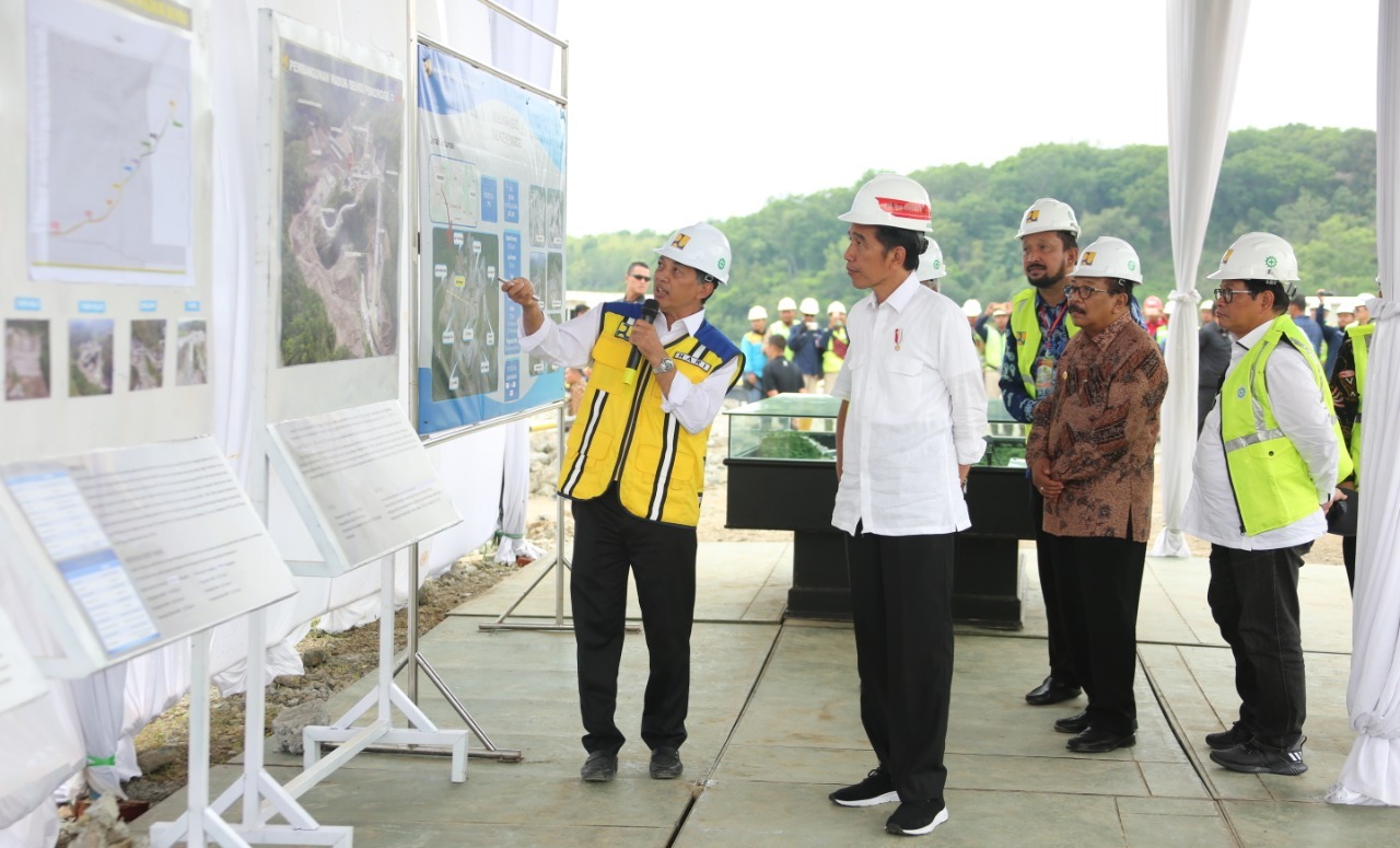 Presiden Jokowi saat meninjau pembangunan Waduk Bendo Ponorogo