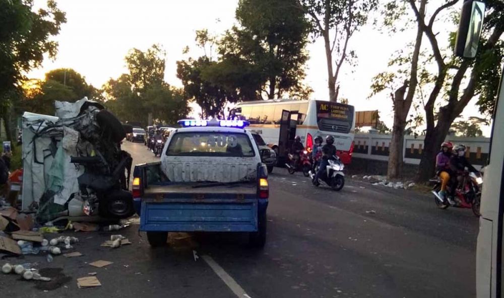 Mobil boks dan Bus Harapan Jaya yang terlibat kecelakaan sebelum dievakuasi