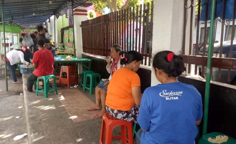 Warga menikmati nasi gratis yang dihidangkan Komunitas Hamba Allah Kota Blitar